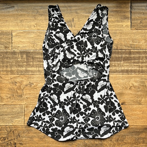Black and white Floral tank - Picture 2 of 2